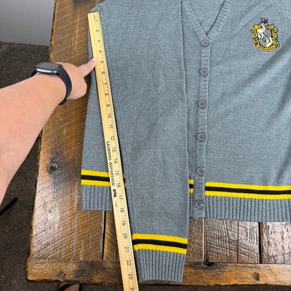 Hufflepuff House Crest Cardigan – Harry Potter Official Knitwear - Picture 11 of 14